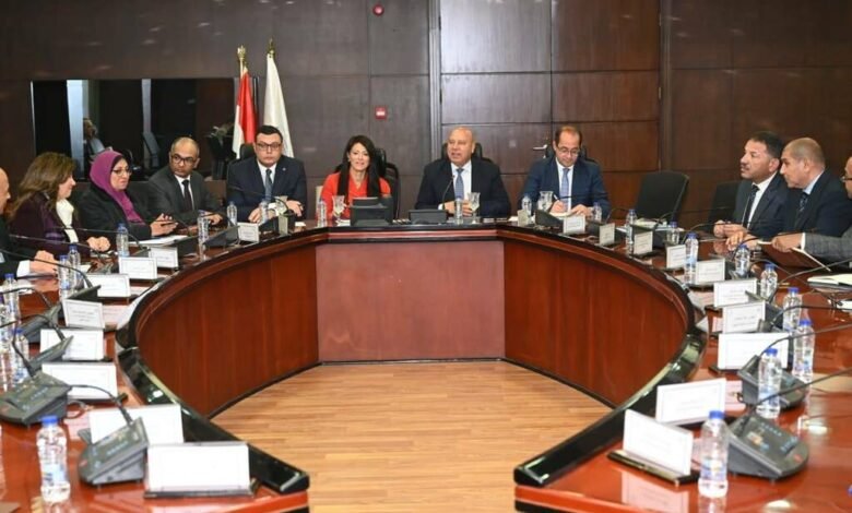 الحكومة-تبحث-تطوير-مرافق-البنية-التحتية-بالمناطق-الصناعية