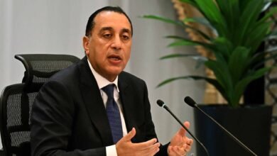 رئيس-الوزراء-يتفقد-سفن-التغويز-وصومعة-“عتاقة”-للقمح-في-السويس