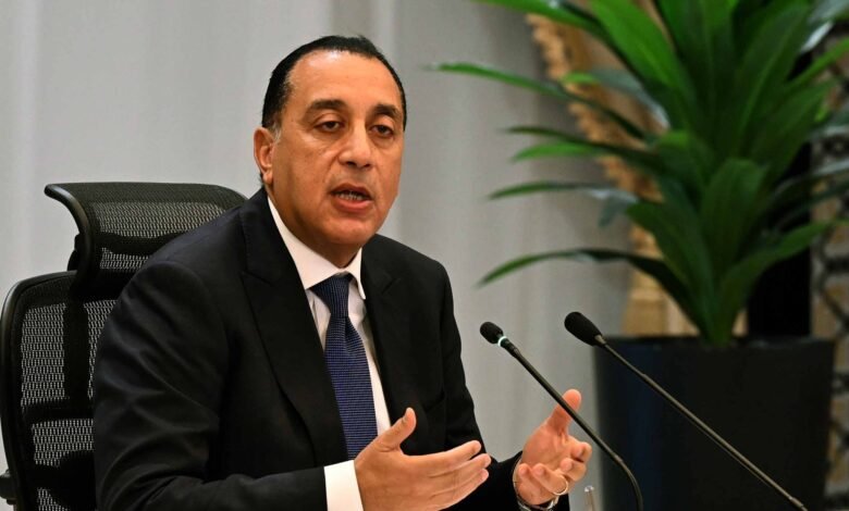 رئيس-الوزراء-يتفقد-سفن-التغويز-وصومعة-“عتاقة”-للقمح-في-السويس