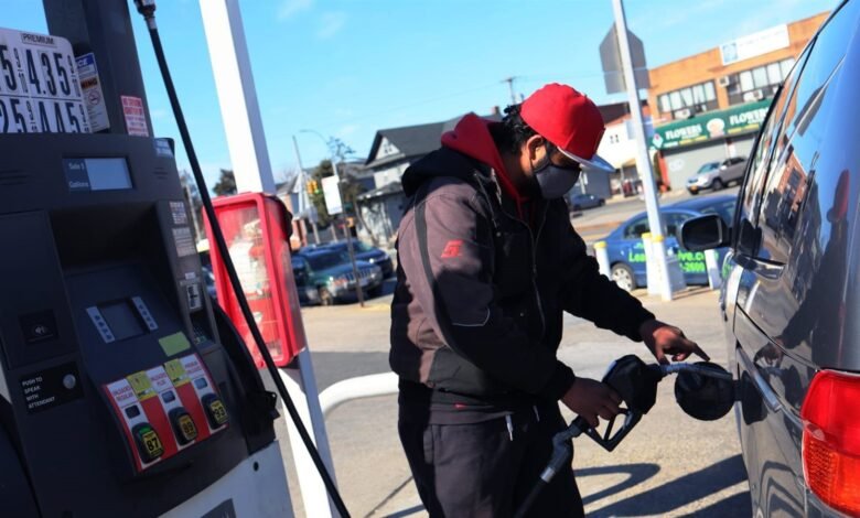 أسعار-البنزين-في-أمريكا-تقفز-بنحو-35%-خلال-شهر
