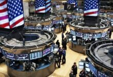 وول-ستريت-تقفز-بقوة-مع-إعادة-فتح-مضيق-هرمز-وداو-جونز-يرتفع-1100-نقطة