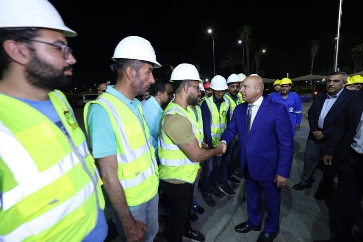 وزير-النقل-يصل-ميناء-دمياط-عقب-اجتماع-مجلس-الوزراء-لتقديم-الشكر-لأبطال-القاطرات-البحرية-بميناء-دمياط
