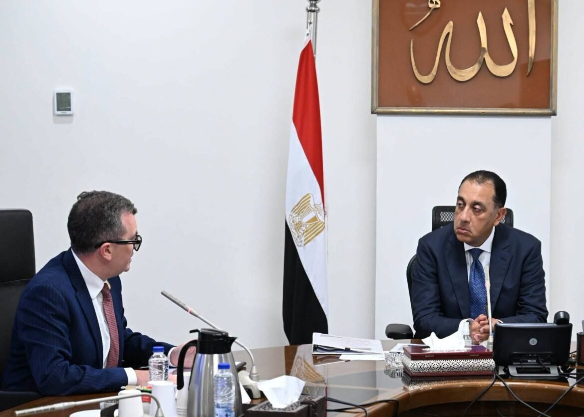 رئيس-الوزراء-يتابع-مع-وزير-التخطيط-إجراءات-تعزيز-تنافسية-الاقتصاد-المصري