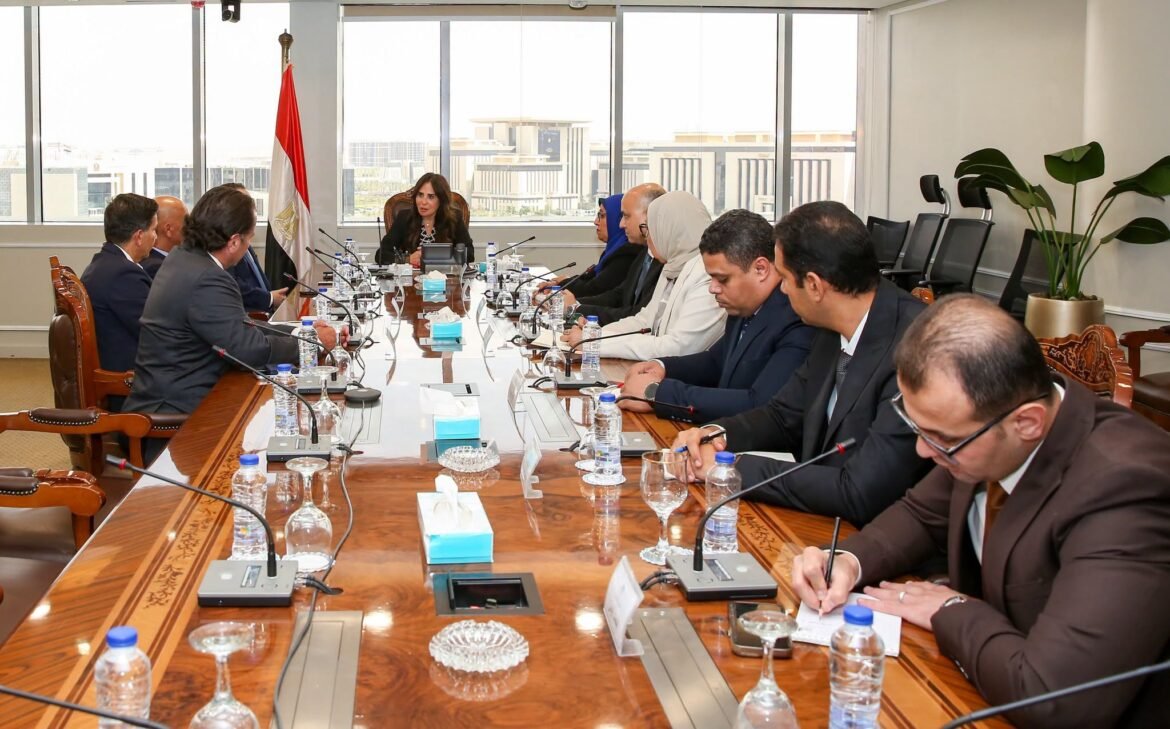 “الإسكان”-تستعرض-مقترحًا-لإدارة-حي-المال-والأعمال-بالعاصمة-الجديدة