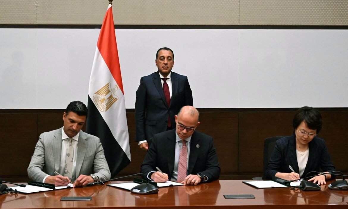 رئيس-الوزراء-يشهد-توقيع-مذكرة-تفاهم-لإقامة-قاعدة-لتخطيط-وإنشاء-مصانع-السيارات